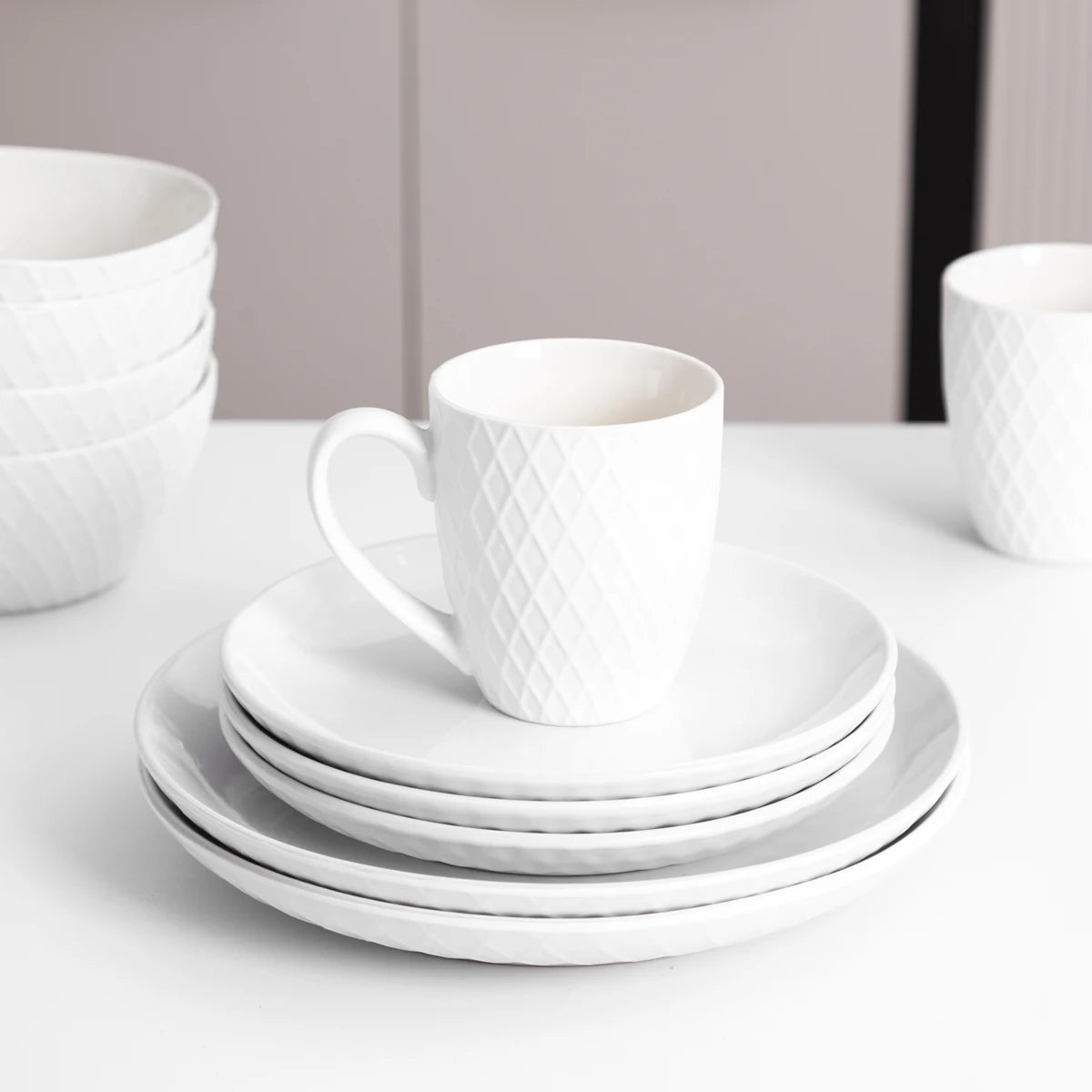 16pcs High Temperature Porcelain Dining Set, QOMO 1996 Ceramic Dinnerware Set,Reusable And Washable Plate Bowl Mug Sets